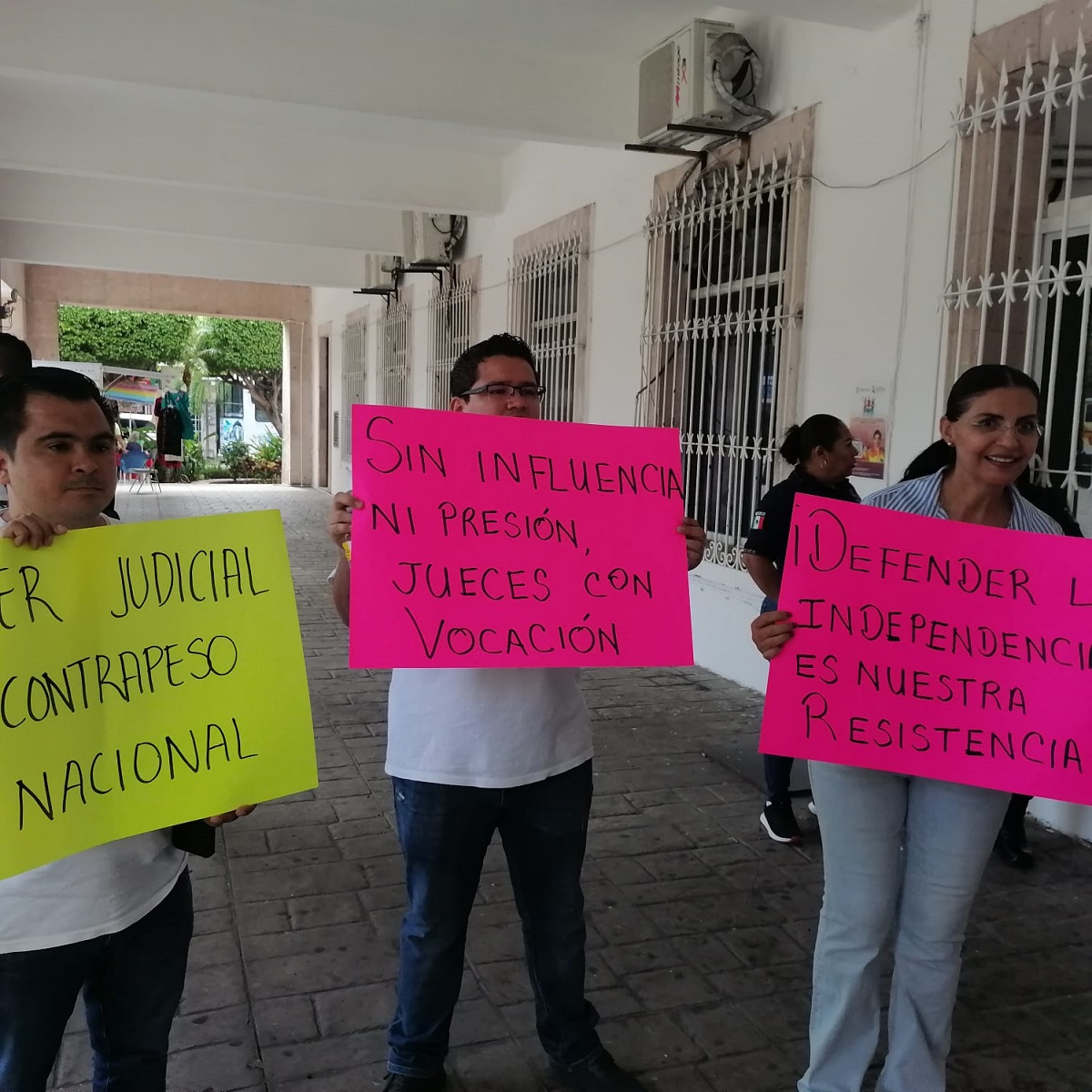 Trabajadores del Poder Judicial se manifiestan afuera de la presidencia municipal de Mazatlán