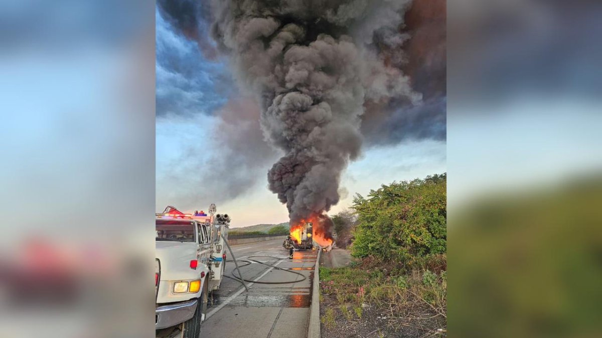 Se registra incendio de tráiler en la Mazatlán-Durango hacia la desviación a Villa Unión
