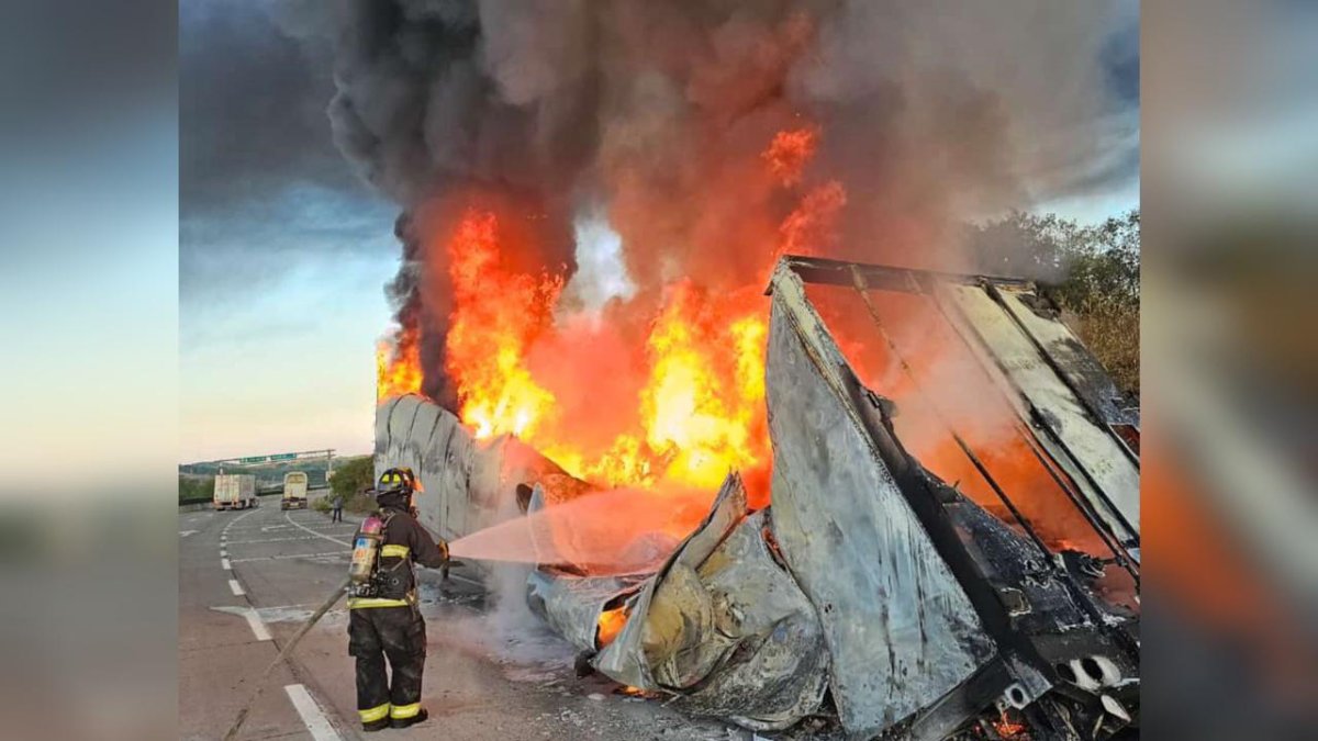 Tráiler incendiado sobre la carretera en Mazatlán transportaba refacciones de motocicletas