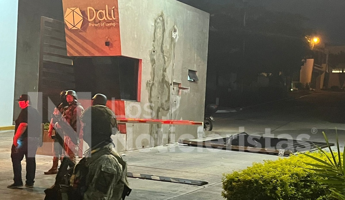 ¡Hay una casa y un carro baleado! Derriban portón de una privada frente al Parque 87 en Culiacán