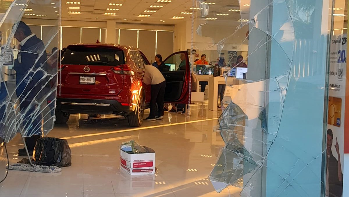 Conductor se mete con todo y vagoneta a tienda de telefonía en Los Mochis