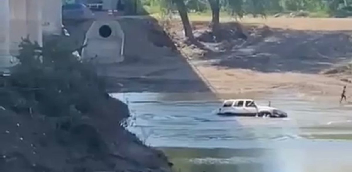 Vagoneta es arrastrada por la corriente cuando intentaba cruzar el río, en Guasave