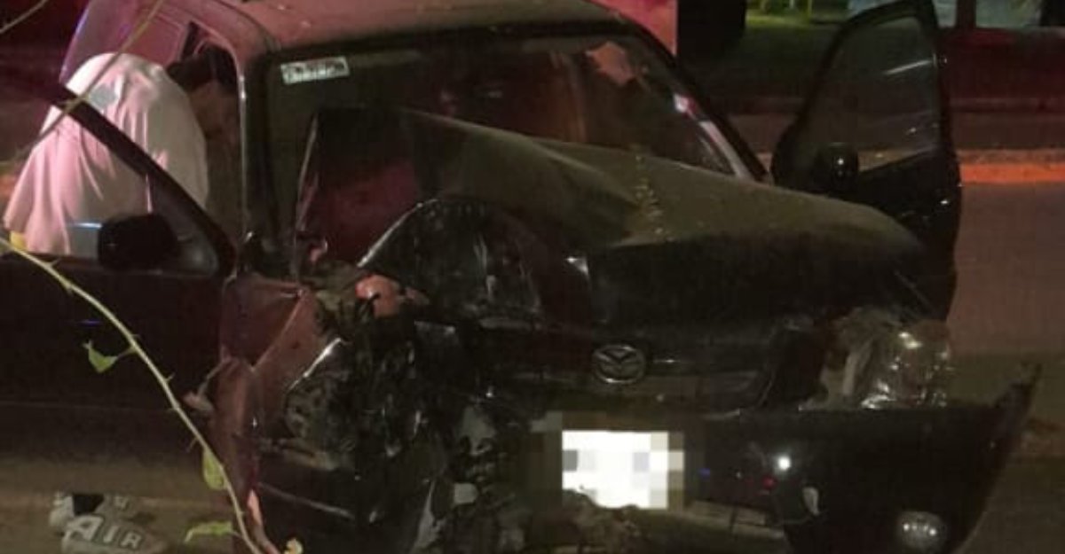 Conductor de vagoneta se impacta contra un árbol en Guasave y deja daños materiales