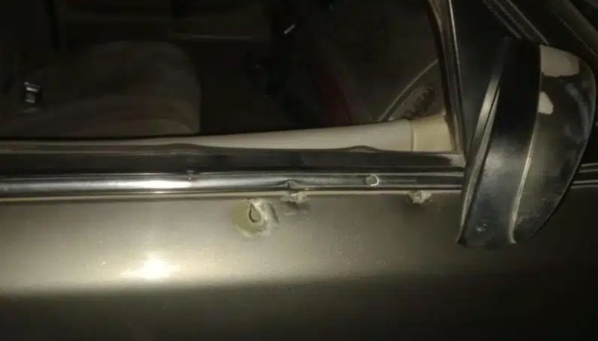 Encuentran un vehículo con impactos de bala en Batamote, Guasave
