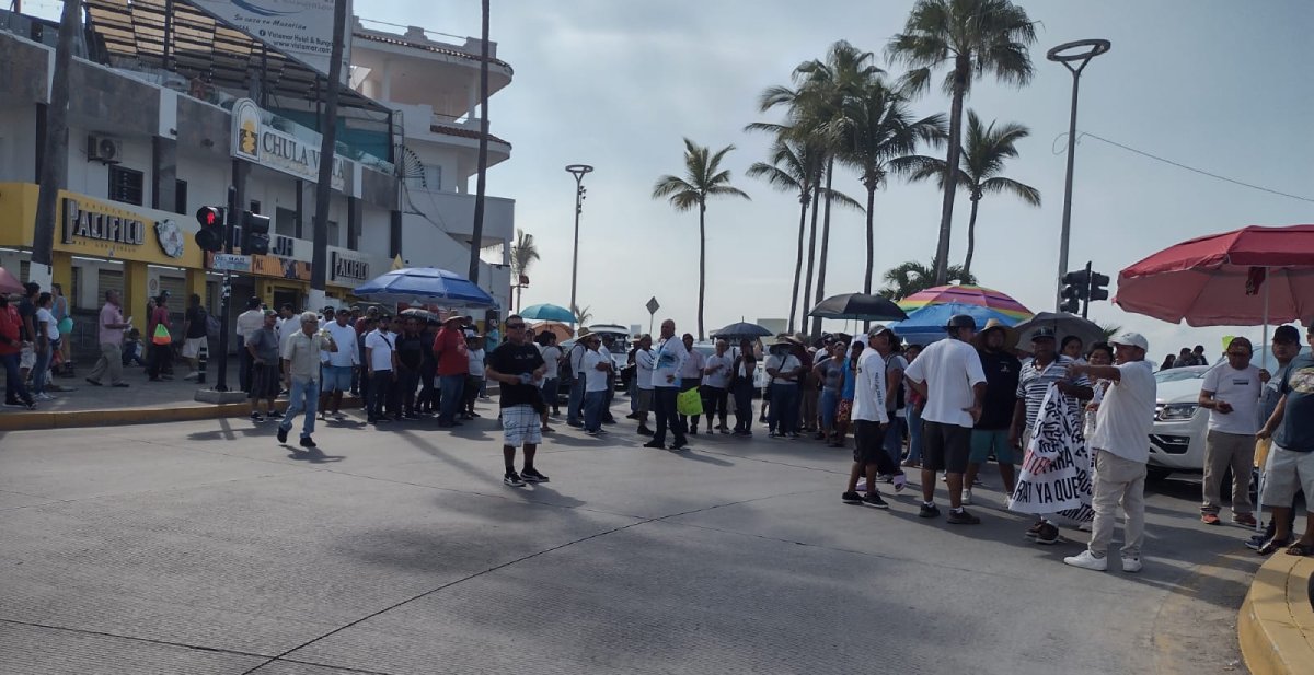 Que se planten en Culiacán, llama alcalde de Mazatlán a vendedores de playa ante permisos de la Semarnat
