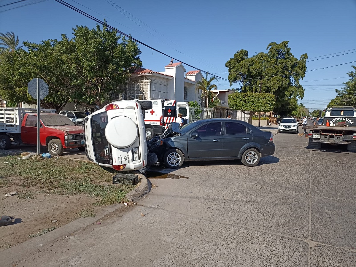 Se registra volcadura en la colonia Tabachines 1 en Los Mochis