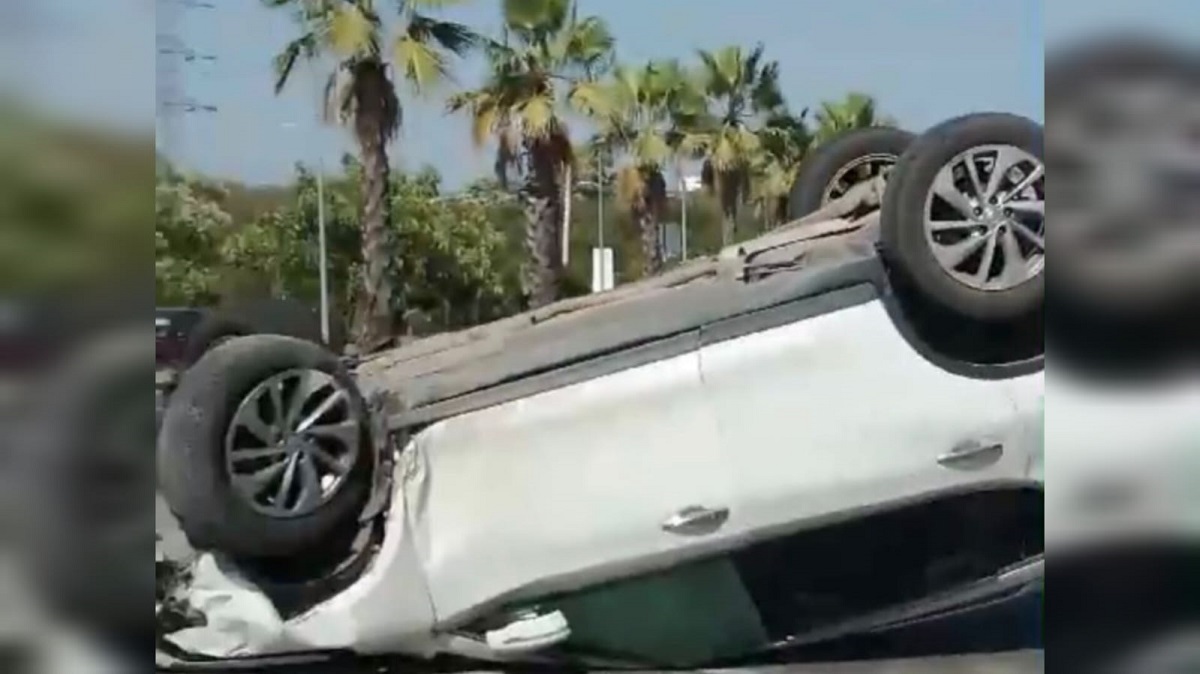 Volcadura en la salida a Imala deja solo daños materiales