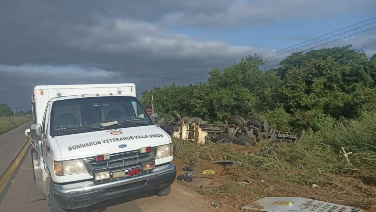 Operador de camión de carga resulta lesionado tras volcadura en Agua Caliente de Gárate
