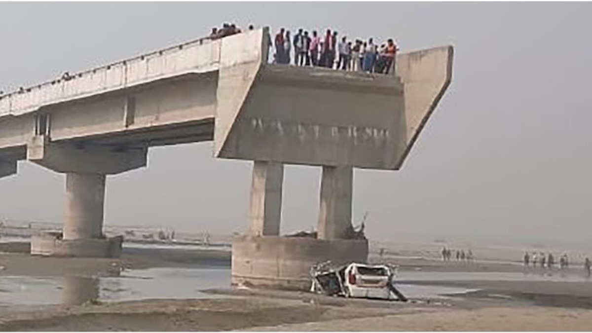 Video | Por error de GPS conductor subió un puente sin terminar y cayó al río dejando 3 fallecidos, en la India