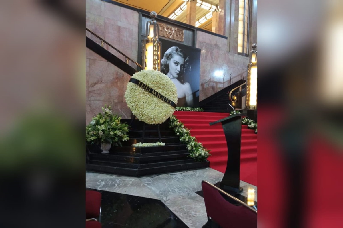 Homenaje a Silvia Pinal | Arreglo floral de Luis Miguel sorprende en Bellas Artes