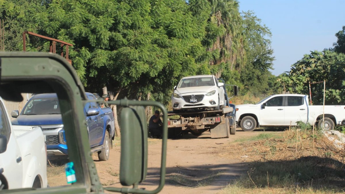 Un arsenal y seis vehículos es lo asegurado tras cateo en Bellavista de Culiacán
