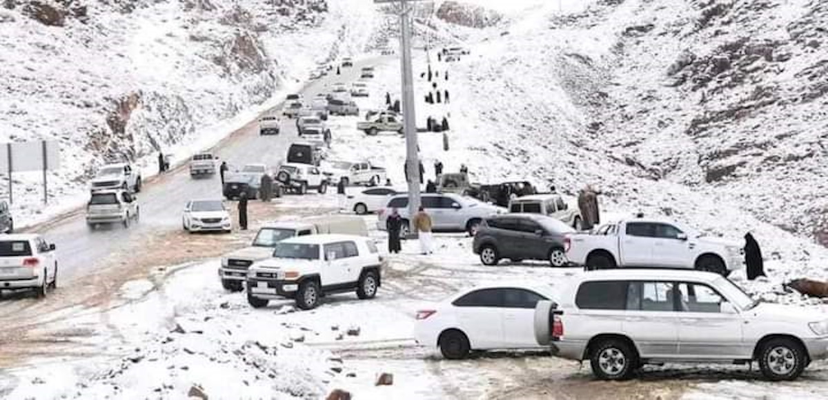 ¡Impactante! Desierto de Arabia Saudita se cubre de nieve por primera vez en la historia