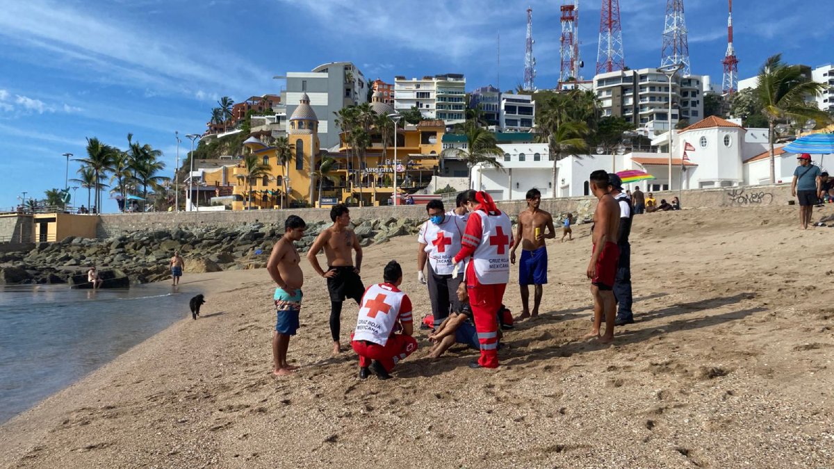 ¡Eran jalados por el oleaje! Ponen a salvo a dos bañistas en playas de Mazatlán