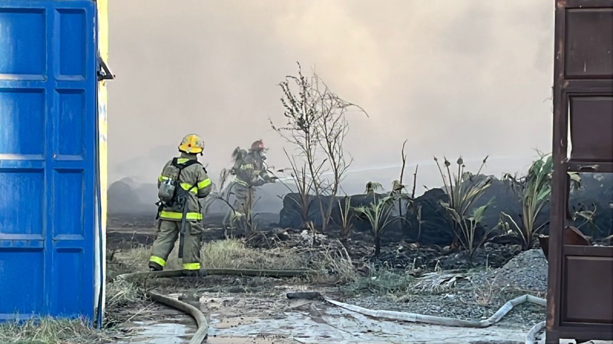 Por quema de maleza, se incendia recicladora de plástico en Guasave