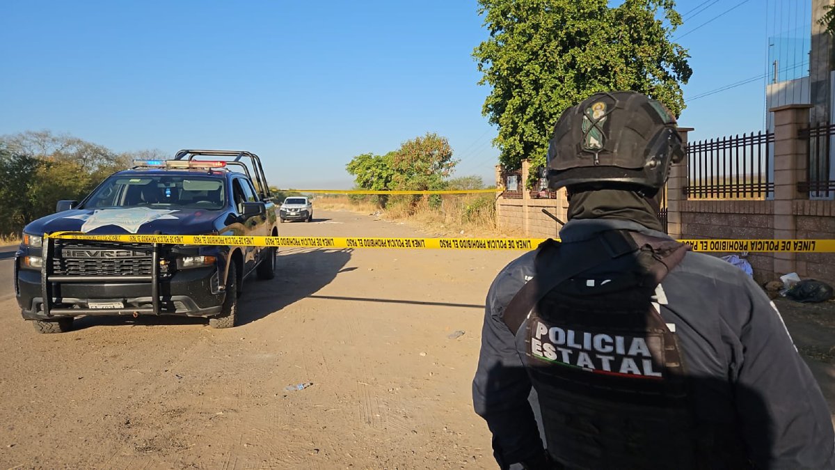 Abandonan tres cuerpos sin vida cubiertos con lona, otra vez afuera del panteón de El Carrizalejo, Culiacán