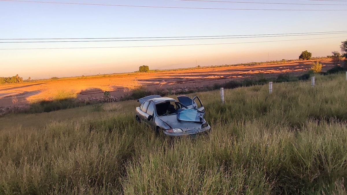 Abandonan vehículo tras accidente en la México 15 en Ahome