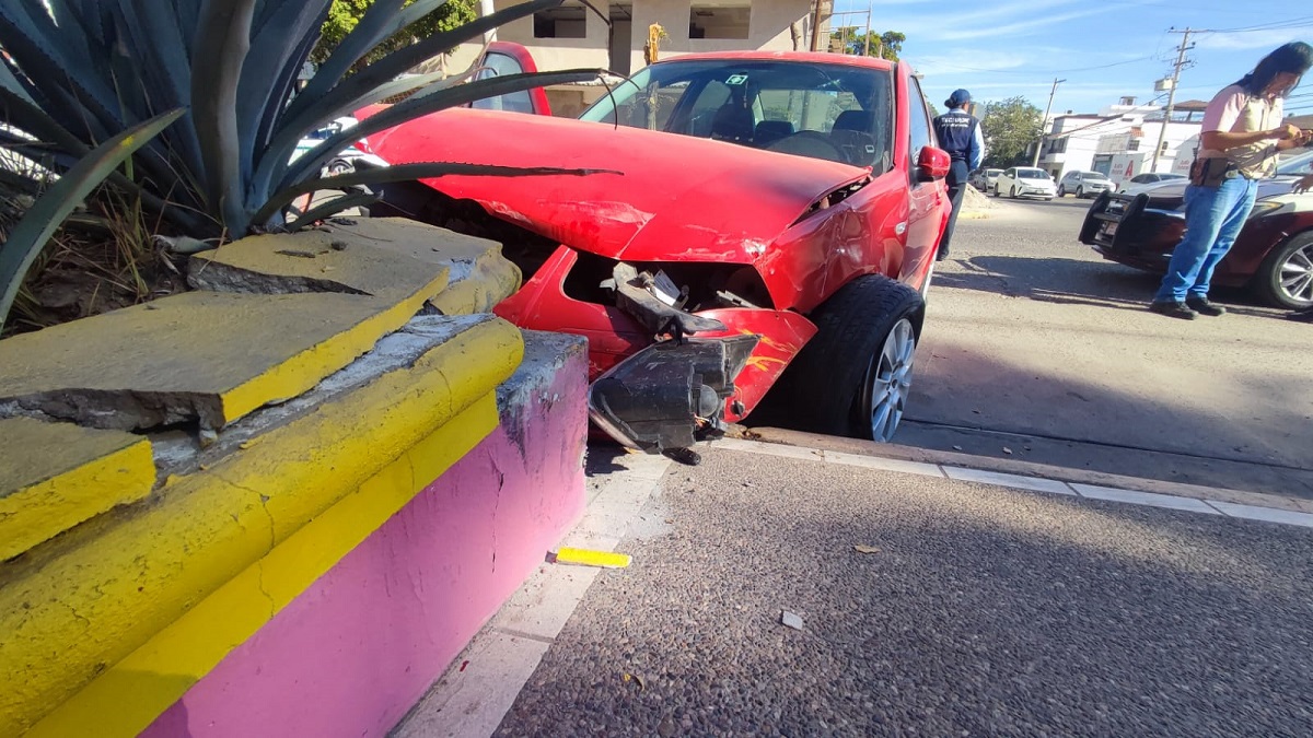 Aparatoso accidente en el sector centro de Los Mochis deja tres mujeres lesionadas
