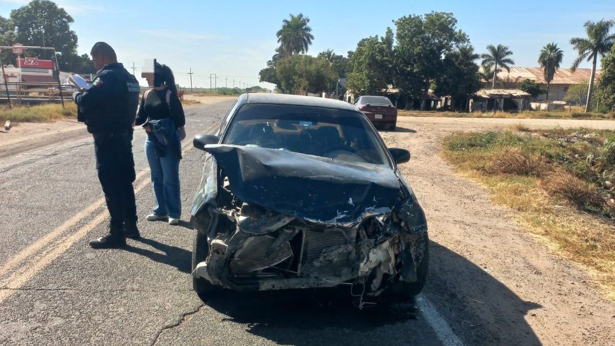 Choque y caída a un dren en Guasave deja a una mujer lesionada y un vehículo incendiado