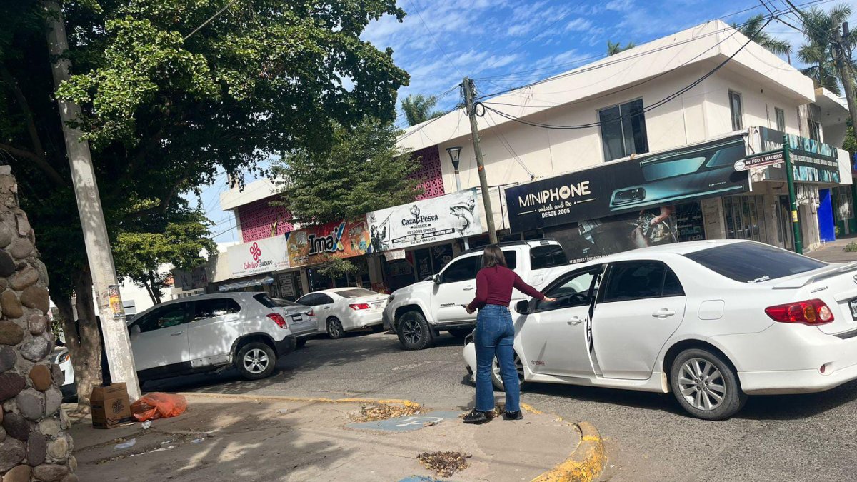 Choque en el centro de Guasave deja fuertes daños materiales