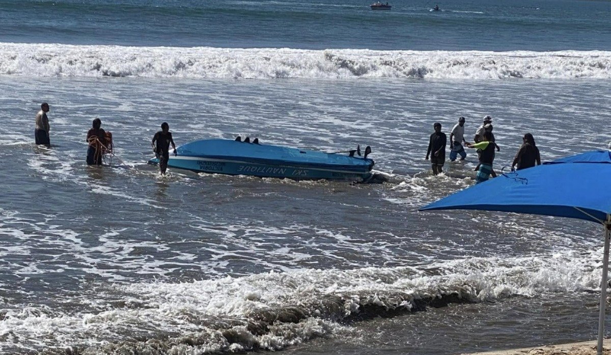 Volcadura de lancha en el mar de Mazatlán deja una persona lesionada