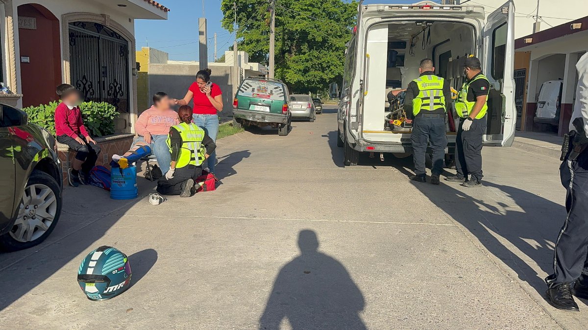 En Los Mochis, familia que viajaba en una moto sufre accidente tras atravesarse un perro