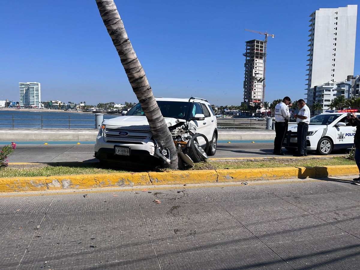 Conductor pierde el control de su camioneta tras quedarse dormido y se impacta contra palmera en Mazatlán