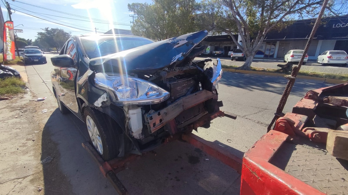Aparatoso accidente en sector Las Fuentes en Los Mochis deja una joven lesionado