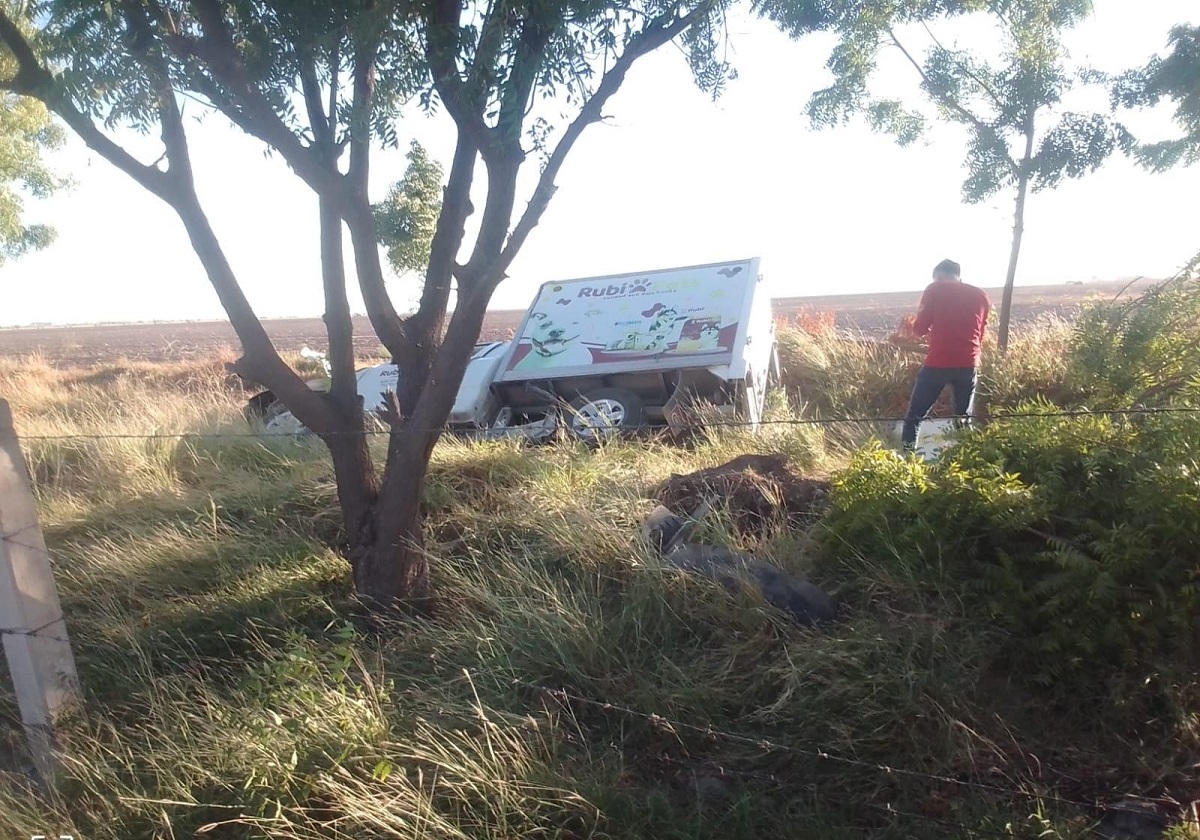 Trabajador de empresa de comida para perros cae a un canal cuando circulaba por la México 15