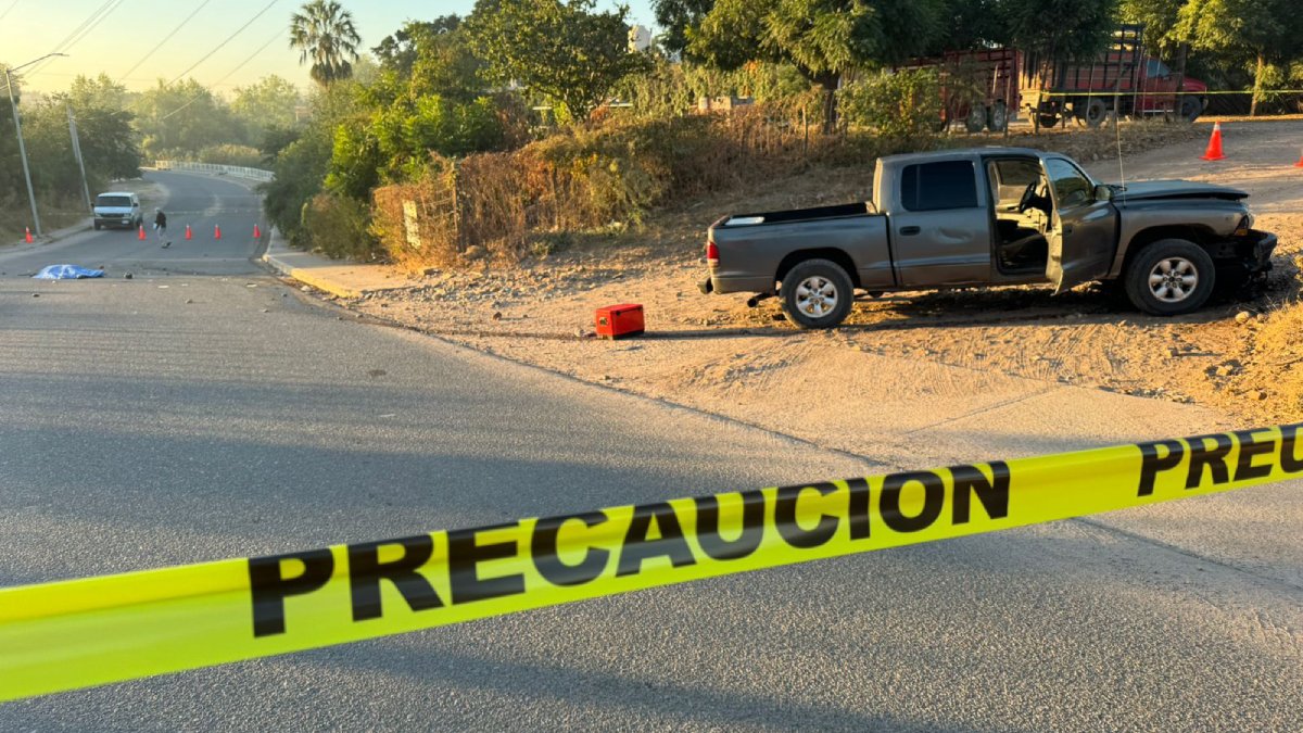 Motociclista pierde la vida tras ser arrollado; su acompañante queda gravemente herida, en Guamúchil