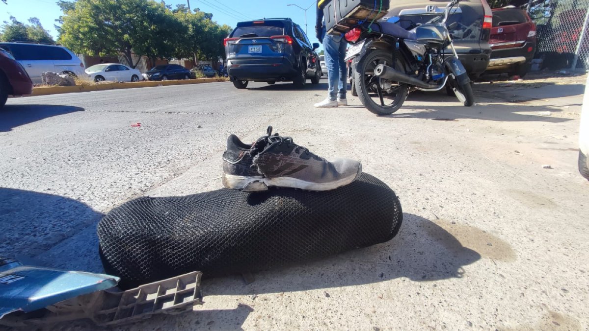Motociclista sufre lesiones de gravedad tras ser arrollado por un vehículo en Los Mochis