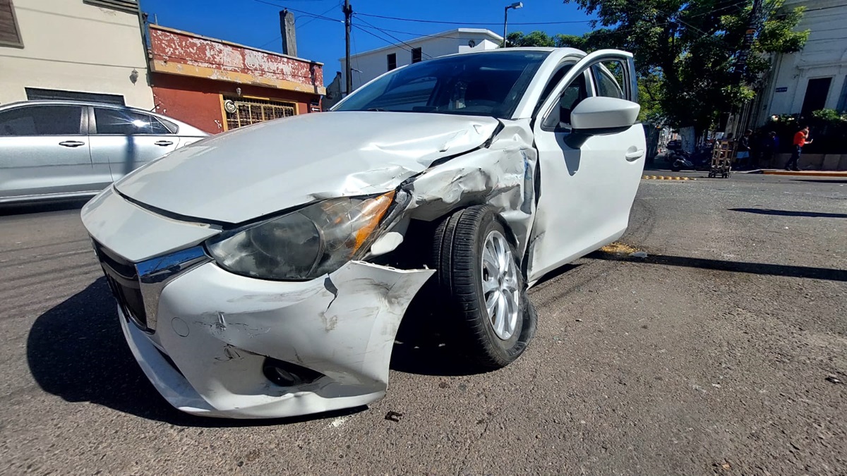 Accidente vehicular en Mazatlán deja tres personas lesionadas