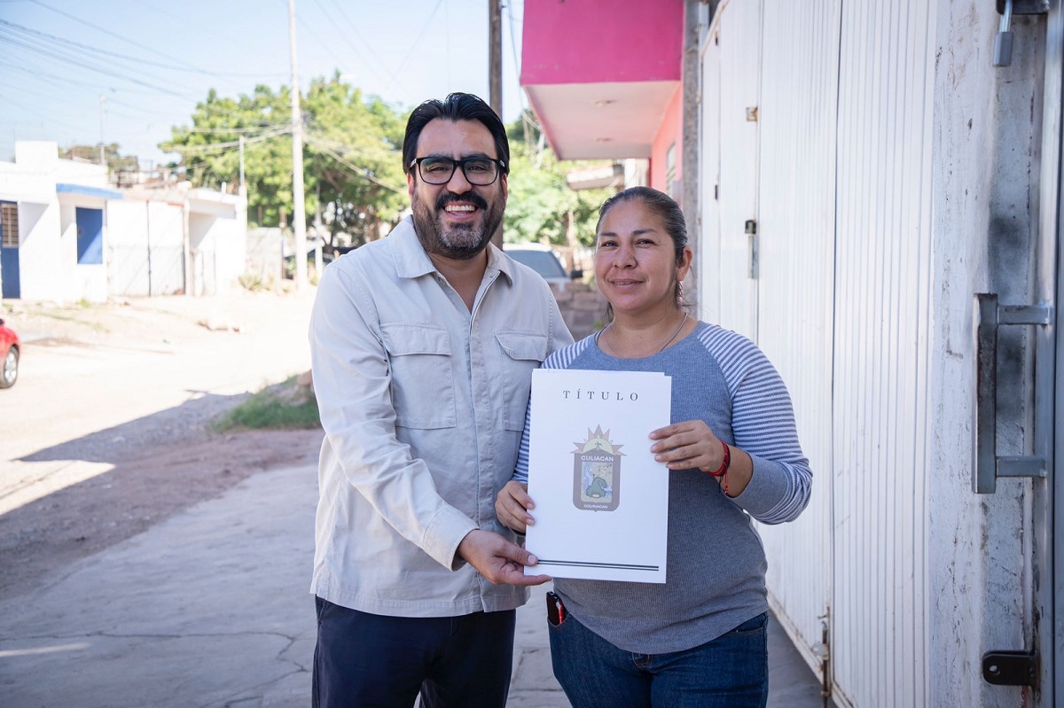 Ahora en Rincón del Parque, Juan de Dios Gámez entrega títulos de propiedad