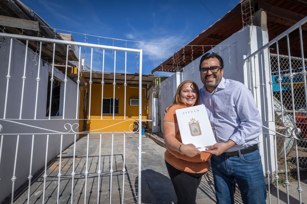 Casa por casa, Gámez Mendívil entrega títulos de propiedad en la colonia Progreso, en Culiacán