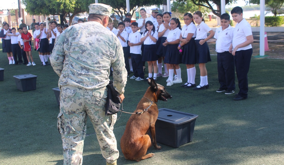 De tour, alumnos de la primaria Ángel Flores visitan la Octava Región Naval en Mazatlán