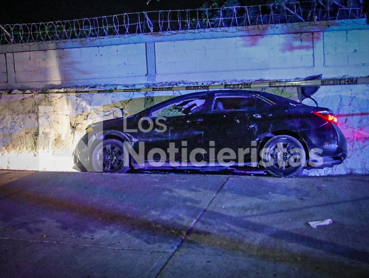 Había armas, chalecos y ponchallantas en uno de los carros asegurados frente al cuartel en Culiacán