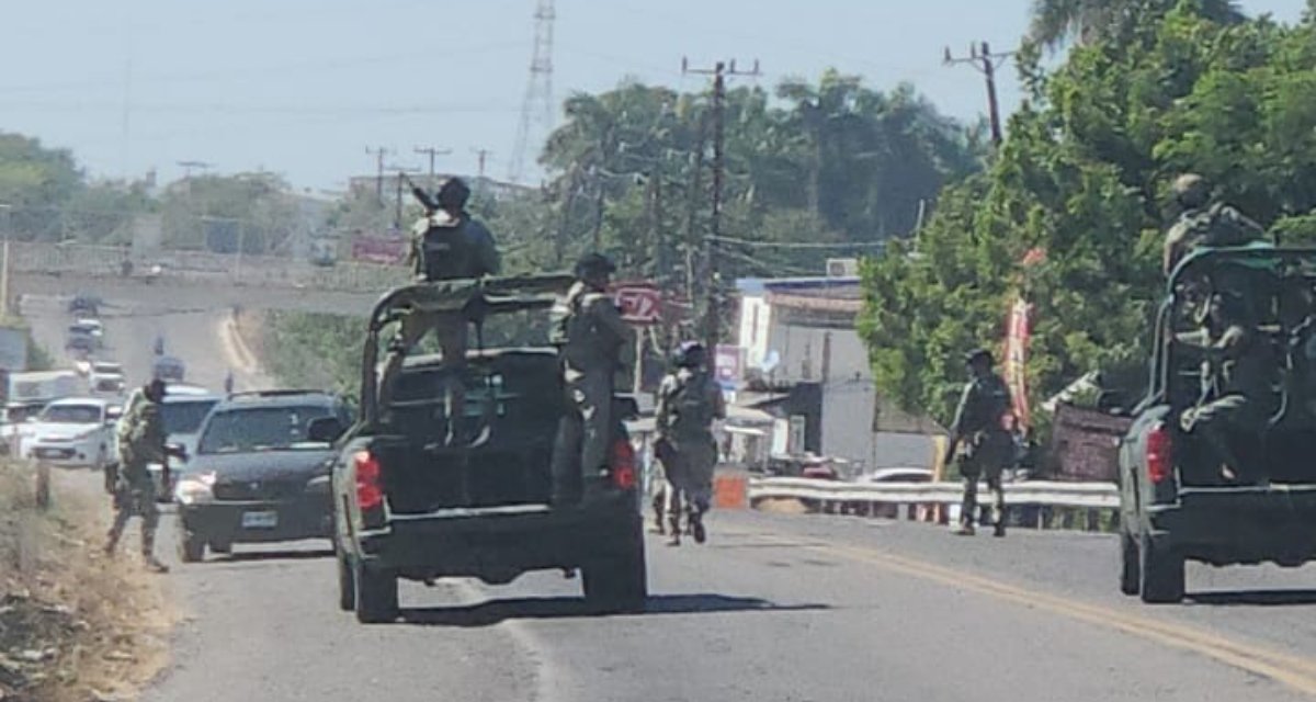 Arrojan ‘ponchallantas’ sobre la México 15 al norte de Culiacán; hay carros averiados entre El Seminario y Limón de Los Ramos