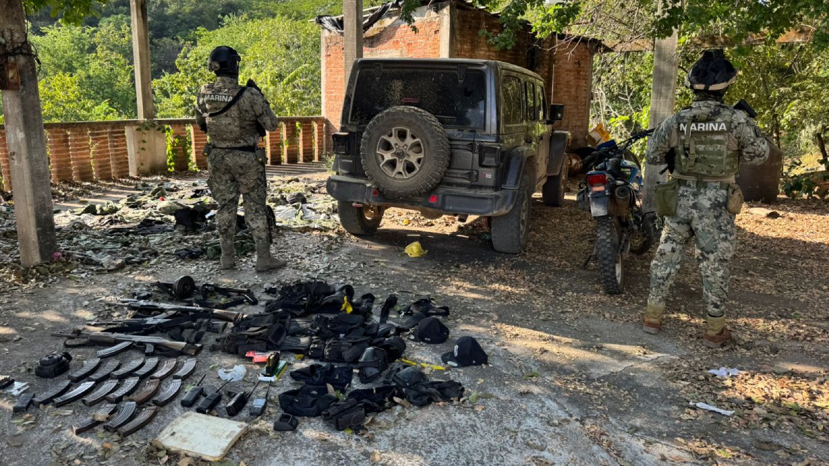 Asegura la Marina un vehículo con armamento, cartuchos, equipo táctico y una moto, en Copala, Concordia