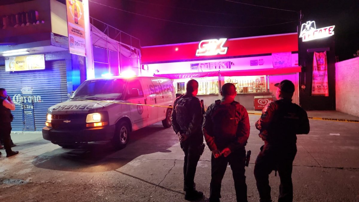 Asesinan a balazos a hombre en expendio de cerveza de El Diez, en Culiacán; hay dos heridos