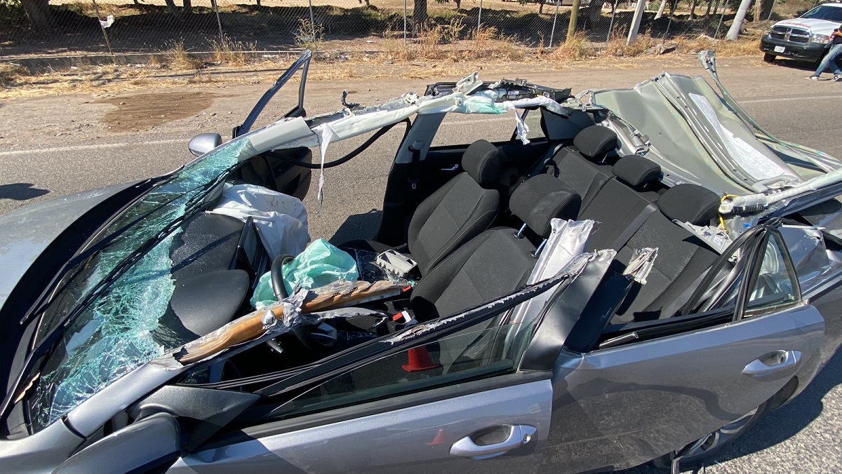 ¡Se salva de milagro! Tras pasar con todo y automóvil por debajo de un tráiler en Culiacán