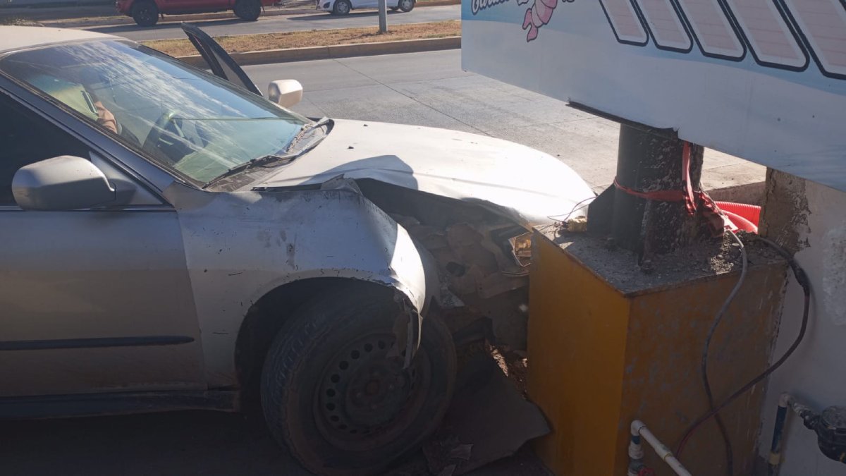 Automóvil se impacta en la base de un anuncio de restaurante en Guasave; el copiloto resulta lesionado