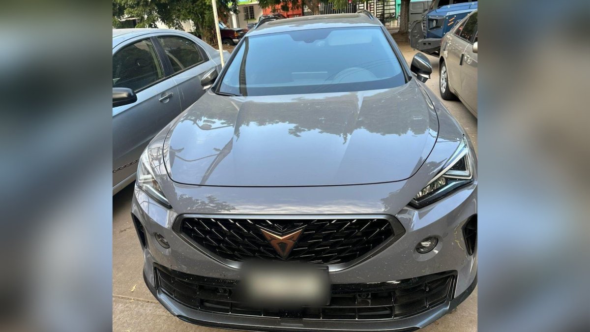 Recuperan un vehículo ‘Cupra’ con reporte de robo en Infonavit Las Flores, Culiacán