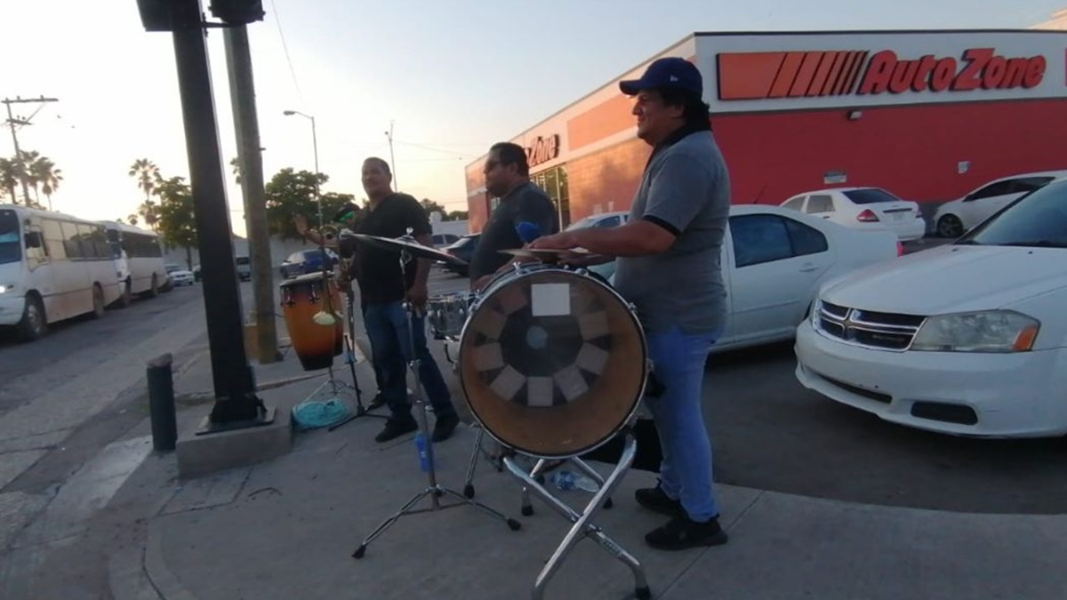 Banda tocando en las calles de Culiacán