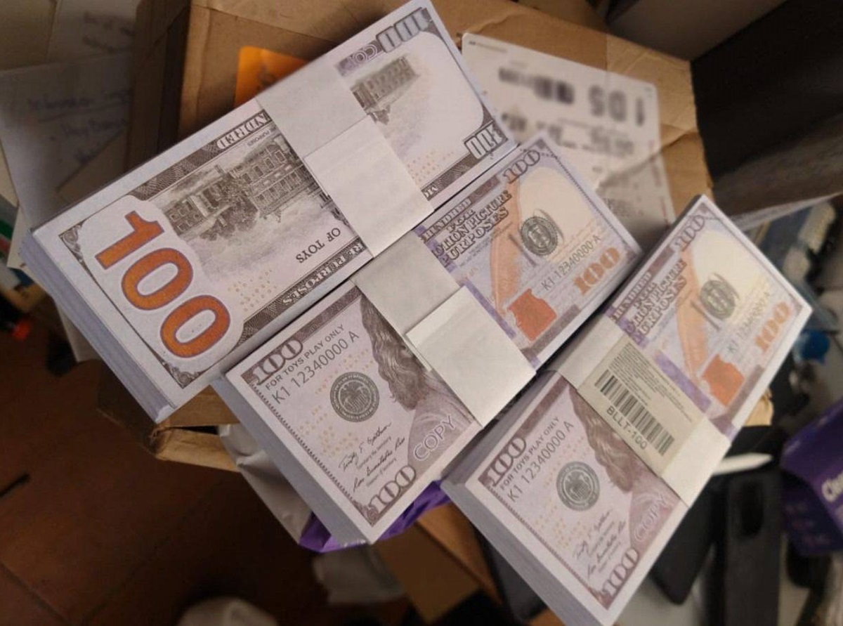 Detienen a dos hombres, con miles de dólares y pesos falsos en BC; les aseguran equipo de impresión