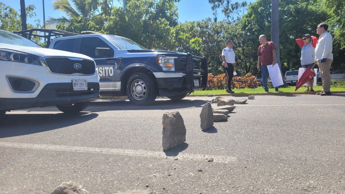 Vecinos realizan bloqueo por construcción irregular en el fraccionamiento Antiguo Aeropuerto en Mazatlán