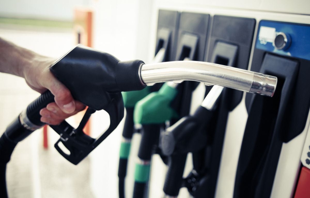 ¿Irás a la gasolinera? Aquí los precios promedio de las gasolinas verde, roja y diésel