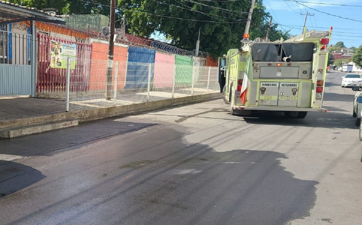 ¡Desprendía un olor extraño! Asegura FGR un envase con ácido frente a un kinder en Culiacán