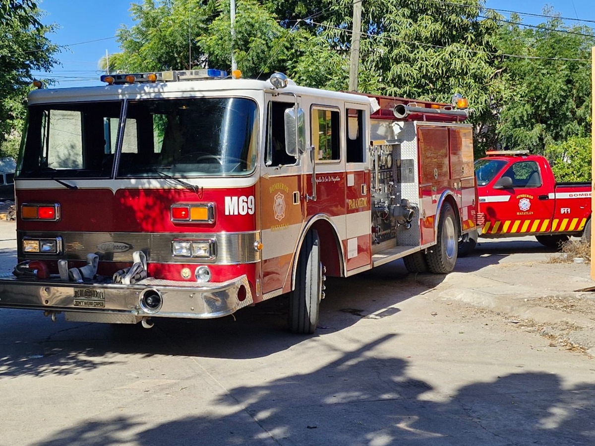 Se registra incendio provocado por una veladora en un altar en Mazatlán