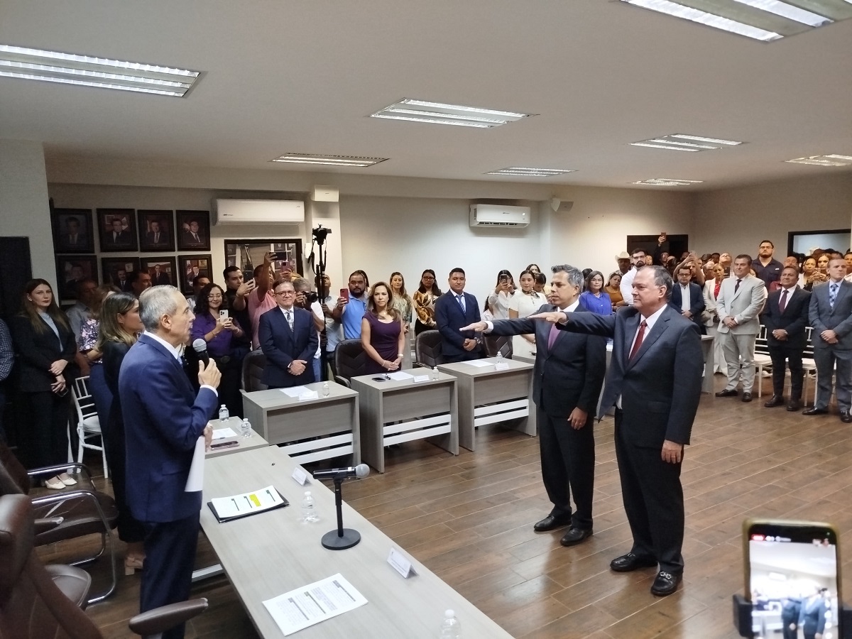 Avala cabildo de Ahome designación del nuevo secretario del Ayuntamiento y tesorero; ambos rinden protesta