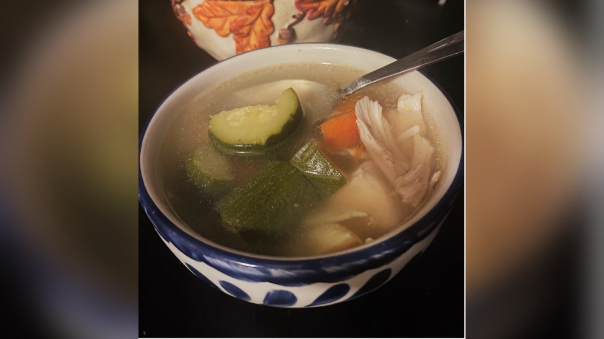 Caldo de pollo vs caldo de gallina: ¿Cuál es el mejor alivio para la gripe?