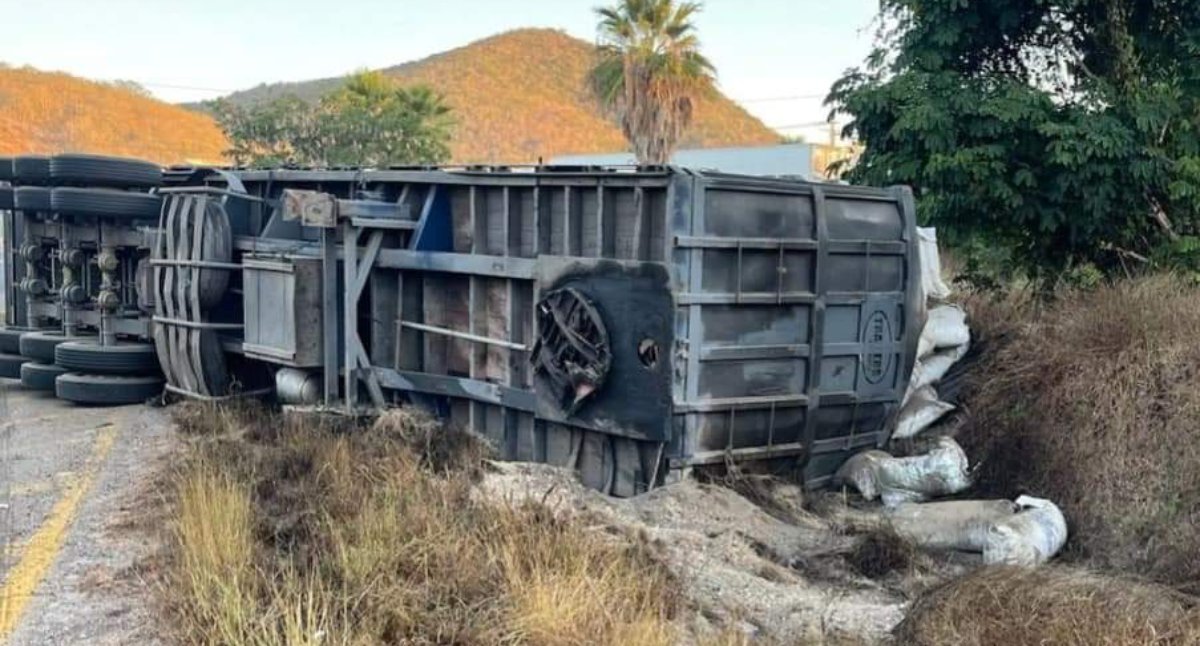 Volcadura de camión de carga en la Mazatlán-Culiacán deja dos personas ilesas